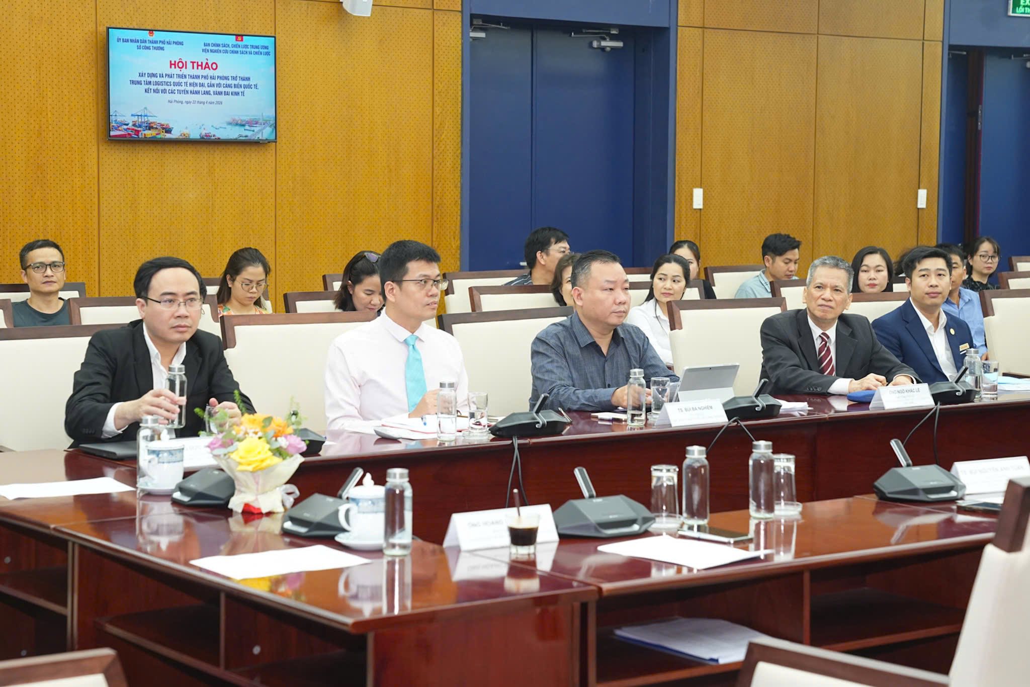 Có thể là hình ảnh về một hoặc nhiều người, phòng tin tức và văn bản